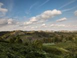 Tra panorami collinari, cave di pietra e fantasiose leggende