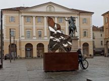 Casale Risplende: una nuova opera di Helidon Xhixha in piazza Mazzini