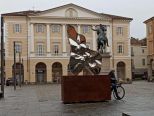 Casale Risplende: una nuova opera di Helidon Xhixha in piazza Mazzini