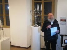 ANCHE ON LINE BRILLANO LE LAMPADE DELLA CHANUKKAH CASALESE